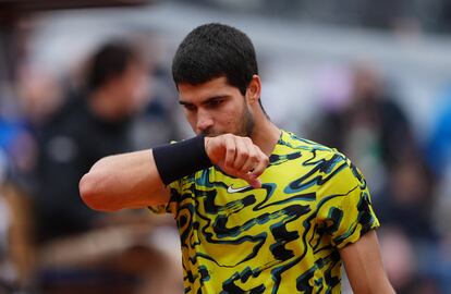 Tennis - Italian Open - Foro Italico, Rome, Italy - May 13, 2023 Spain's Carlos Alcaraz reacts during his round of 64 match against Spain's Albert Ramos-Vinolas REUTERS/Aleksandra Szmigiel