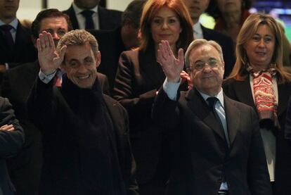 Nicolas Sarkozy, expresidente de Francia, saluda junto al presidente del Real Madrid, Florentino Pérez.