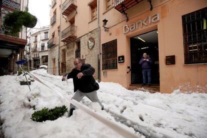 Un hombre intenta atravesar una calle nevada de Morella (Castellón), este miércoles.