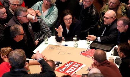 Miembros del SPD discuten en la conferencia regional del partido en Kamen, Alemania, este domingo.