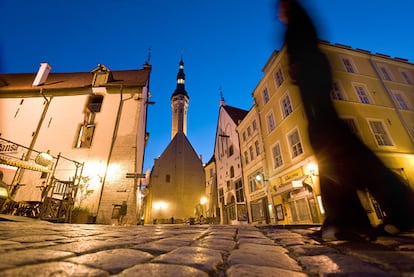 Fachada del ayuntamiento de Tallin, Estonia.