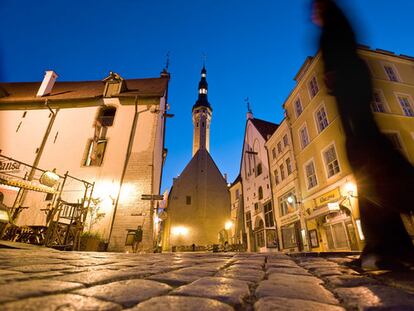 Fachada del ayuntamiento de Tallin, Estonia.