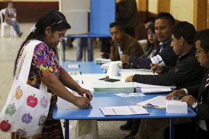 Una mujer deposita su voto en un colegio electoral durante las elecciones generales en San Pedro Sacatepéquez.