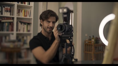 Maxi Iglesias, como Yago en un fotograma de 'Los Artistas: Primeros Trazos', serie de ViX con guion de María Dueñas.