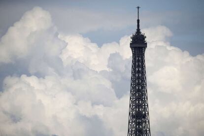 Vista parcial de la Torre Eiffel en París (Francia).