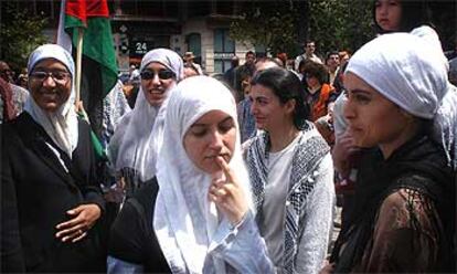 Un grupo de mujeres, ayer, durante la concentración en apoyo del pueblo palestino.
/ SANTIAGO CARREGUÍ