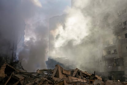 Columnas de humo se eleva tras un ataque aéreo israelí en Dahiye, barrio al sur de Beirut, este jueves.