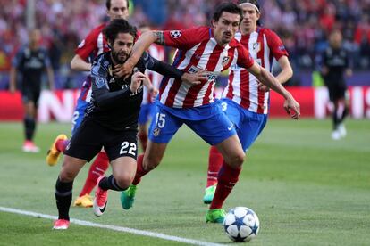 Isco (i) y Stefan Savic pelean por le balón.