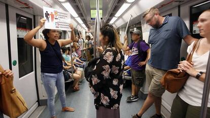 Una de les patrulles ciutadanes fa fora carteristes al metro de Barcelona.