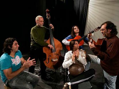 De izquierda a derecha, El Piraña, Dave Holland, Carlos Carmona, Juan Carmona y Pepe Habichuela, en un ensayo.