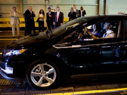 Barack Obama conduce un Chevrolet Volt durante una visita a una planta de General Motors en 2009.