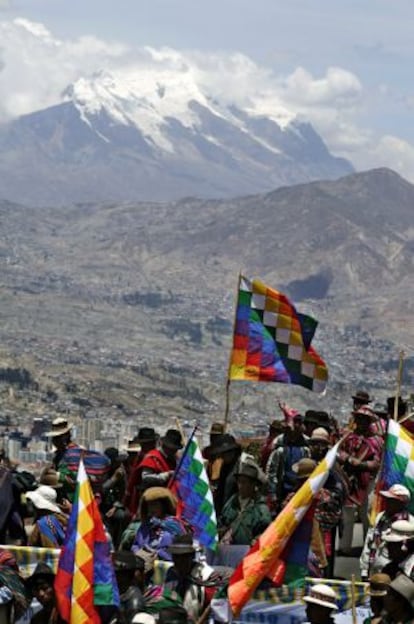 Grupos de indígenas bolivianos bajan desde El Alto hasta La Paz para exigir que se forme una Asamblea Constituyente en Bolivia (2004).