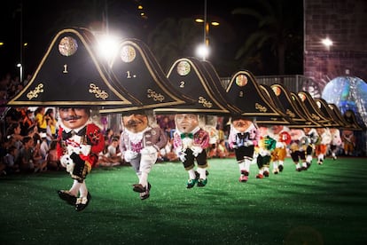 24 bailarines ataviados con ropajes de la Francia napoleónica a interpretan la Danza de los Enanos durante bajada de la Virgen de las Nieves en Santa Cruz de La Palma. En esta fiesta, que se celebra cada 5 años, los "enanos" bailan hasta el amanecer a lo largo de la calle principal de la ciudad.