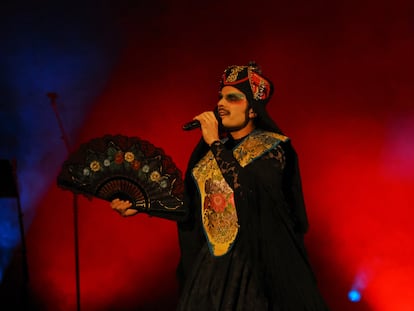 Rodrigo Cuevas, durante su actuación este miércoles en el teatro ABC de Praga.