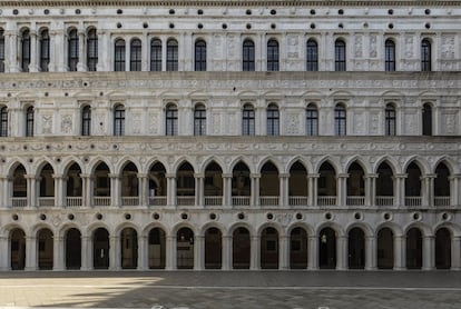 El Palacio Ducal es uno de los edificios emblemáticos de Venecia. De estilo gótico, fue residencia de los ‘dux’ y sede del gobierno y de la corte durante la República de Venencia. La fachada del patio, que se aprecia en esta fotografía, es una obra renacentista.