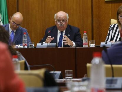 El consejero de Salud y Familias, Jesús Aguirre, este jueves en el Parlamento andaluz para informar sobre el brote de listeriosis.