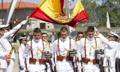 M&aacute;s de 2.000 personas siguieron ayer la entrega de despachos en la Escuela Naval Militar de Mar&iacute;n (Pontevedra)