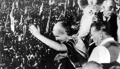 Eva Perón y su esposo saludan a los argentinos.