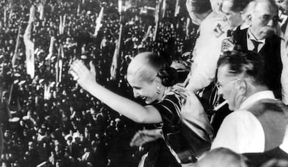 Eva Per&oacute;n y su esposo saludan a los argentinos.