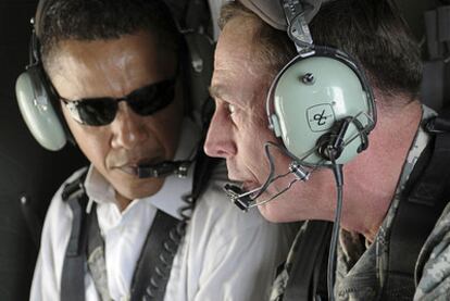 Obama y Petraeus, sobrevolando Bagdad en 2008.
