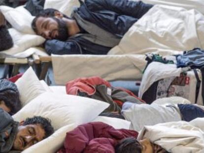 Refugiados sírios descansam em Hanau, Alemanha.