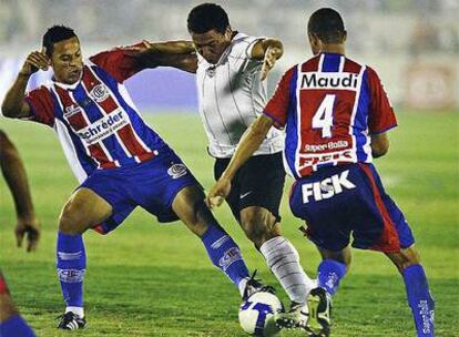 Ronaldo trata de marcharse de dos defensores del Itumbiara.