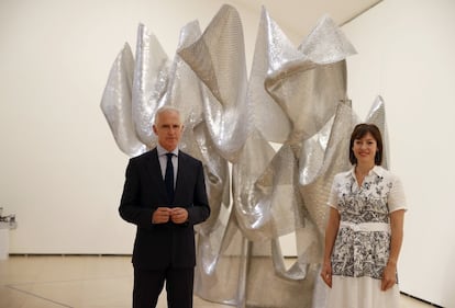 El Museo Guggenheim Bilbao abre este viernes al público la muestra 'La línea del ingenio', que pone en diálogo obras de artistas de distintas generaciones creadas con métodos y medios diversos, pero con el nexo común del ingenio, la experimentación o el humor con las que fueron concebidas.
El director del museo, Juan Ignacio Vidarte, y la comisaria de la exposición, Lekha Hileman Waitoller, presentaron este jueves la muestra, que reúne una selección de obras de la colección del Guggenheim Bilbao y otras que están en préstamo a largo plazo.
La exposición, que podrá visitarse hasta el próximo 6 de febrero, incluye piezas significativas de los fondos propios del centro expositivo bilbaíno que apenas han sido expuestas y otras más conocidas por el público.
Sus autores emplean materiales y técnicas poco tradicionales a modo de manifestación de ingenio y humor, lo que “bajo un determinado contexto” permite poner “obras muy distintas en diálogo una con otra”, según explicó la comisaria.