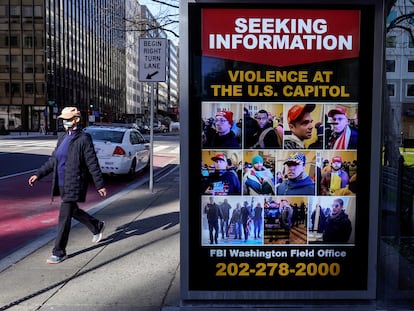 Un cartel del FBI en Washington pide información sobre sospechosos del asalto al Capitolio.