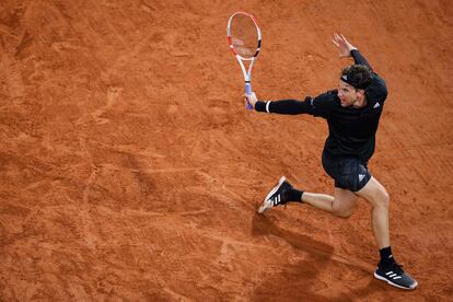 Thiem golpea de revés durante su partido contra Ruud, este viernes en París.