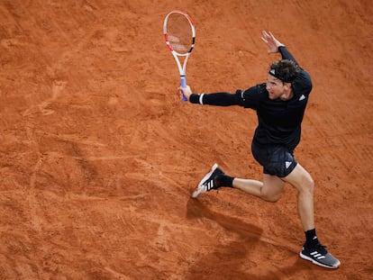 Thiem golpea de revés durante su partido contra Ruud, este viernes en París.