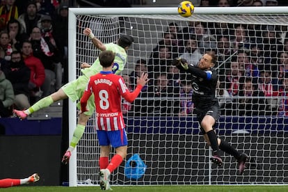 Lewandowski lanza un balón de cabeza ante Oblak. 