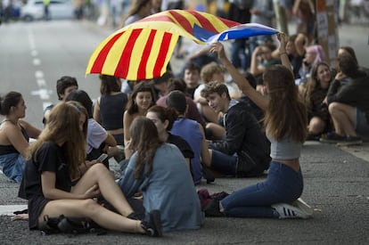 Varios jóvenes universitarios con esteladas en las inmediaciones de la Universidad. En un acto de la plaza Universidad de Barcelona, el presidente de Òmnium pidió una “movilización social permanente” para defender la votación. Las entidades aseguraron que repartieron un millón de "papeletas oficiales" para el referéndum.