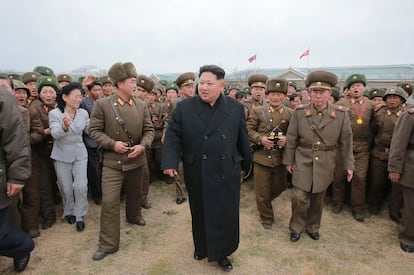 Kim Jong-un en el destacamento de defensa en el islote de Mahap en el condado de Ongjin, Hwanghae del sur. Fotografía sin fechar publicada por la KCNA el 11 de noviembre de 2016.