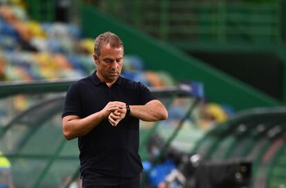 El técnico del Bayern mira el reloj durante la semifinal contra el Lyon.