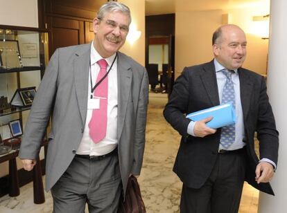 Francisco de Asís Babín, a la izquierda, junto a Carmelo Barrio, en el Parlamento vasco.