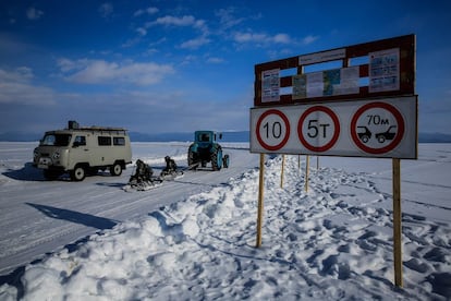 Cuando el hielo se vuelve apto para el tráfico, la policía marca una carretera, cuyo trazado va cambiando a medida que varían las condiciones de la superficie. 
