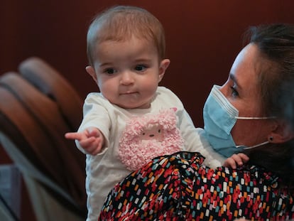 La pequeña Emma, de 13 meses, en brazos de su madre, Ana, hoy en el hospital público madrileño de La Paz.