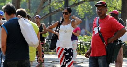 Una joven con un pantalón con la bandera de EE UU, este miércoles en La Habana.