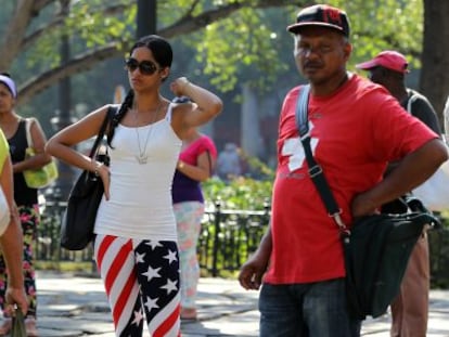 Jovem usando uma calça com a bandeira dos Estados Unidos, na quarta-feira em Havana.