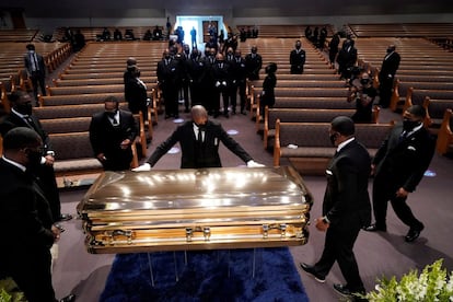 El interior de la iglesia The Fountain of Praise donde se celebra el funeral de George Floyd.