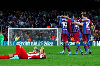 Ferran, Alba y De Jong celebran un gol ante un rival del Atlético tendido sobre el césped.