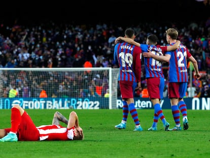 Ferran, Alba y De Jong celebran un gol ante un rival del Atlético tendido sobre el césped.