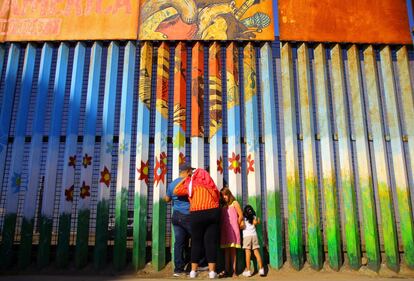 La frontera entre ambos países ha adquirido un constante protagonismo durante la campaña por la presidencia de los Estados Unidos, especialmente por el interés de Donald Trump en construir un muro divisorio que, en algunas partes de California y Arizona, ya existe. En la imagen, unas personas habla con familiares a través del muro que separa a México y los Estados Unidos, en Tijuana (México).