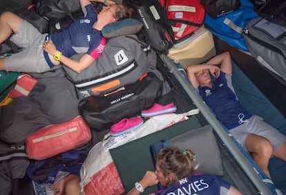 Varias de las tripulantes del equipo femenino sueco del SCA duermen durante su periodo de descanso.