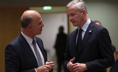 El ministro Bruno Le Maire (derecha), junto a Pierre Moscovici.