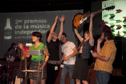 El grupo gallego celebra sus cuatro galardones en los Premios de la Música Independiente 2011