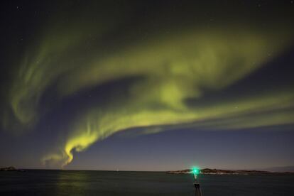 Un “águila” de luz surge del Mar de Noruega.