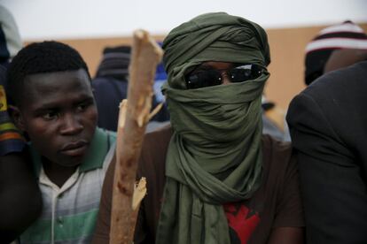 Nassirou, inmigrante de 19 años natural de Nigeria, lleva un turbante para protegerse del polvo durante la travesía a través del desierto en uno de los camiones repletos de africanos como él que quieren llegar a Europa.