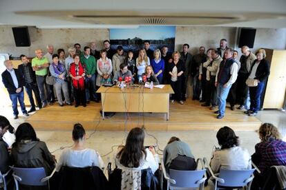 Representantes del sector crítico del PSE-EE alavés, en el acto de Vitoria.