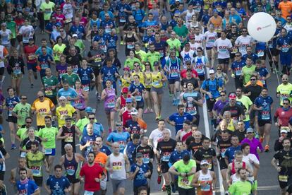 Multitud de corredores durante la Maratón Madrid por el Paseo de la Castellana.